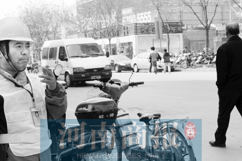  燃氣泄漏,消防員演習(xí)變實戰(zhàn)。而幾米外,有工作人員在抽煙