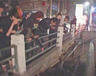 圍觀群眾感嘆橋那么高，被扔下橋的劉先生真是“萬幸”。