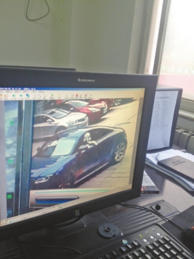 監(jiān)控錄像顯示，肇事車駕駛室內(nèi)有狗頭探出窗外。