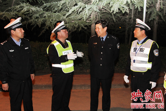 該支隊支隊長石軍(左二)、政委周西漢（左一）在向省總隊督導(dǎo)組匯報整治酒駕時的情景。