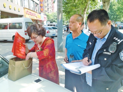 失主在清點(diǎn)、認(rèn)領(lǐng)失物。