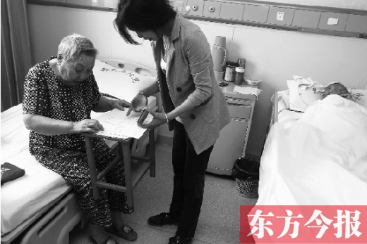 昨日，鄭大五附院二號(hào)樓住院部，馬老太寫(xiě)下委托書(shū)，并簽字摁指印委托女兒代理為昏迷老伴解鎖取錢(qián)