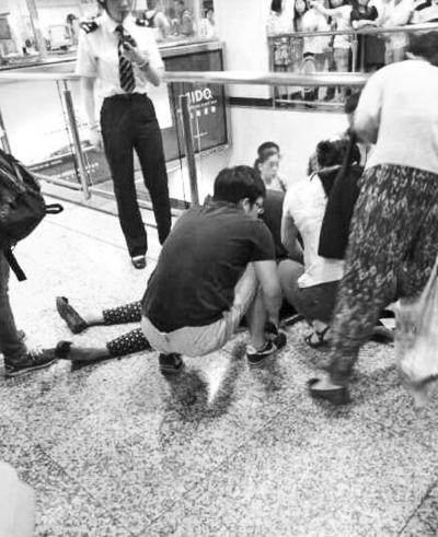 男子繼母被捅傷后跑到站內(nèi)，倒在了地上（圖片來自網(wǎng)絡(luò)）。