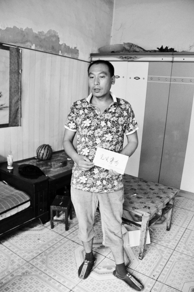 采建新拿的信封里，是南京警方送來的獎金。