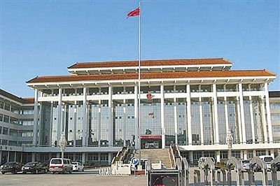 濮陽(yáng)縣違規(guī)、超標(biāo)修建的縣委、縣政府辦公樓。新華社發(fā)發(fā)布