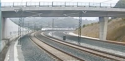 時速190公里的列車通過一個限速80公里的急轉(zhuǎn)彎。