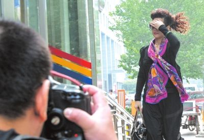 7月22日李某某輪奸案庭前會(huì)議，夢(mèng)鴿擋臉小跑進(jìn)法院。資料圖片京華時(shí)報(bào)記者蒲東峰攝