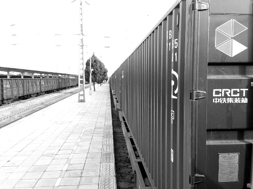 此次班列跟車工作人員@就著米飯吃面條發(fā)微博說：一路走來，每個?？空镜墓ぷ魅藛T都在夸我們的集裝箱。