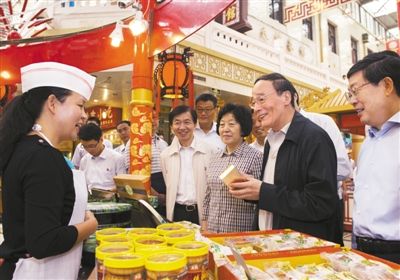 9月6日，王岐山在天津南市食品街調(diào)研，在月餅柜臺(tái)前，詢問中央關(guān)于中秋國(guó)慶嚴(yán)禁公款送禮的規(guī)定發(fā)布后的銷售情況。新華社記者 李學(xué)仁 攝