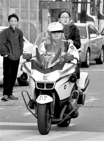 7日，首爾，警察將一名考生送抵考場。新華社發(fā)