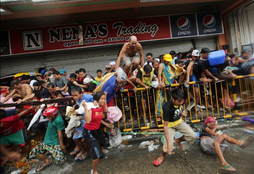 當(dāng)?shù)貢r間11月10日，強臺風(fēng)“海燕”襲擊菲律賓塔克洛班后，當(dāng)?shù)鼐用裣唇偕痰?，哄搶物資。