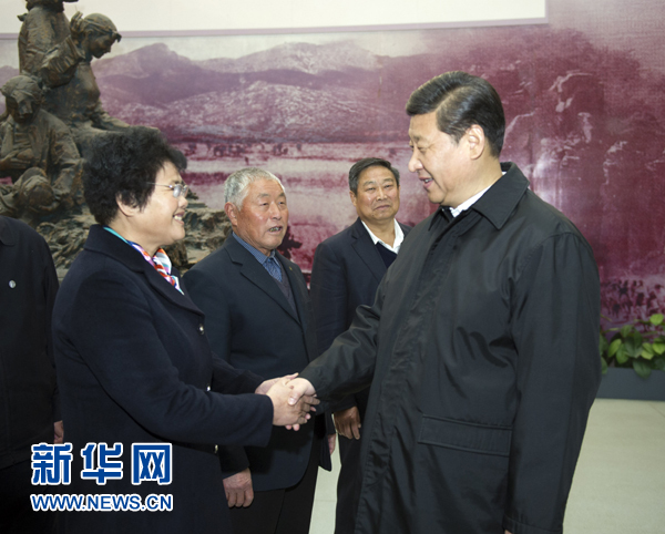 25日上午，習(xí)近平在臨沂華東革命烈士陵園參觀沂蒙精神展并會見當(dāng)?shù)叵冗M(jìn)模范和當(dāng)年支前模范后代代表。