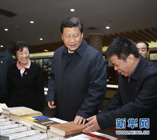 26日上午，習(xí)近平在孔子研究院參觀考察。新華社記者鞠鵬 攝