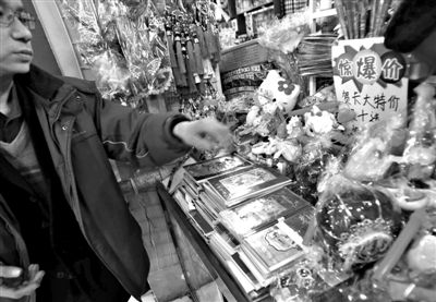 12月27日，世紀天鼎購物廣場的一位商戶表示，今年的賀卡明顯沒有前幾年好賣。新京報記者 王貴彬 攝