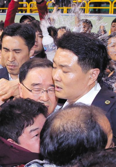 17日，鄭烘原（中）會(huì)見(jiàn)乘客家屬時(shí)，遭到家屬辱罵、潑水。