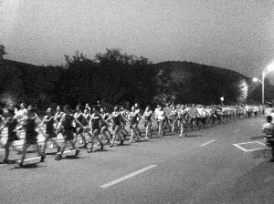 廣場(chǎng)舞大媽“轉(zhuǎn)行”，徐州每晚萬(wàn)人暴走