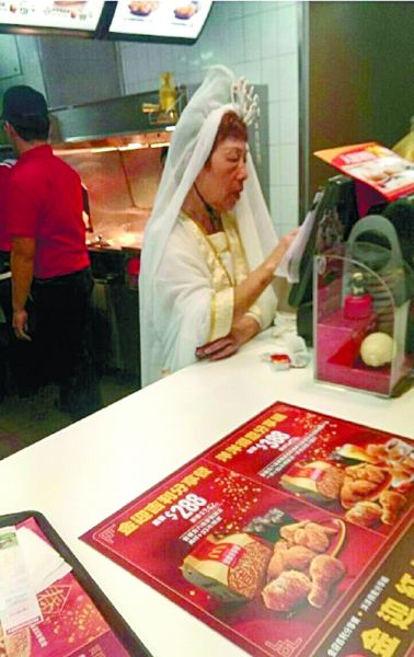 麥當勞也挺拼的！店員化身觀音為顧客點餐