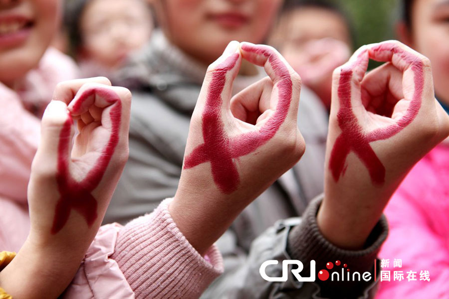 傳遞愛(ài)的紅絲帶 各地行動(dòng)助力“零艾滋”