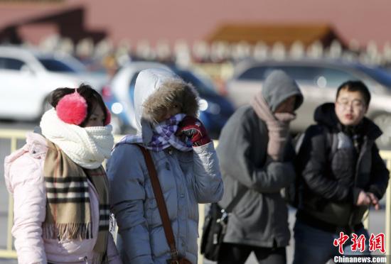 　12月23日，京城迎來(lái)今年入冬以來(lái)最冷的時(shí)刻。受今年以來(lái)最強(qiáng)冷空氣影響，京城迎來(lái)入冬以來(lái)幅度最大的