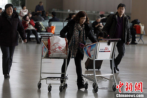  今日，為期40天的2013年全國春運正式啟動。據(jù)交通運輸部預計，今年春運期間全國道路的旅客運輸量預計為31億人次，平均每天運送旅客大概為7741萬人次，與去年同期相比大概增長9%。中新社發(fā) 湯彥俊 攝　