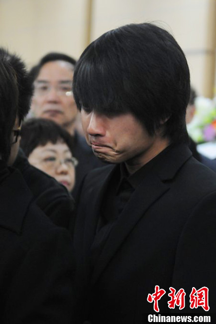 韓寒到場痛哭流淚。