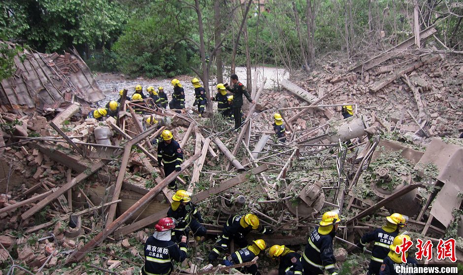 圖為南京消防隊(duì)員在現(xiàn)場搜救。中新社發(fā) 梅亮 攝