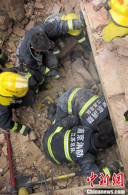 圖為南京消防隊(duì)員找到被埋工人。中新社發(fā) 梅亮 攝