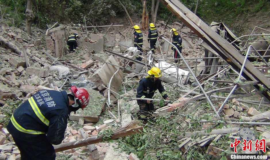 圖為南京消防隊(duì)員在現(xiàn)場搜救。中新社發(fā) 梅亮 攝