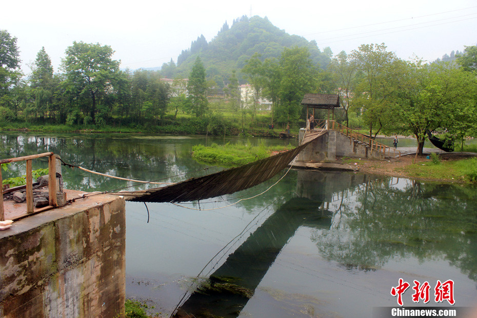 5月1日晚9點10分左右，湖南省鳳凰縣沱江鎮(zhèn)棉寨村距縣城3公里處桃花島篝火晚會散場時，游客經(jīng)過近水