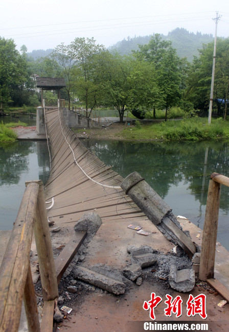5月1日晚9點10分左右，湖南省鳳凰縣沱江鎮(zhèn)棉寨村距縣城3公里處桃花島篝火晚會散場時，游客經(jīng)過近水