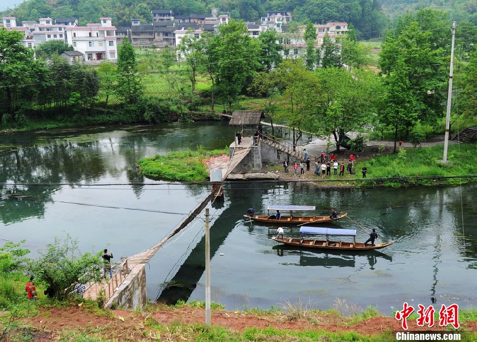 5月2日，鳳凰縣搜尋人員仍在沱江下游搜尋。