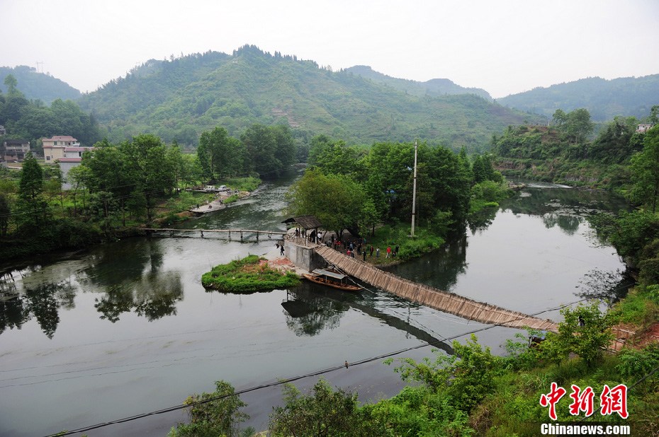 5月2日，鳳凰縣搜尋人員仍在沱江下游搜尋。