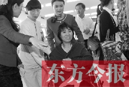 坐在輪椅上的，就是為兒子捐出肝、腎的母親潘大想