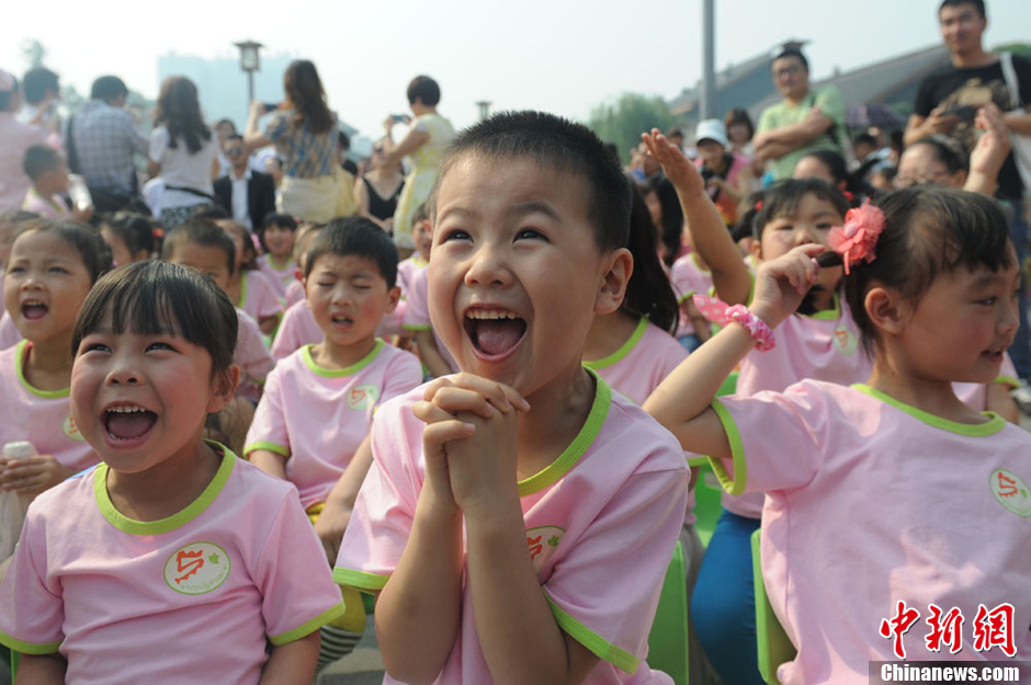 圖為參加集體生日的“地震寶寶”。張浪 攝
