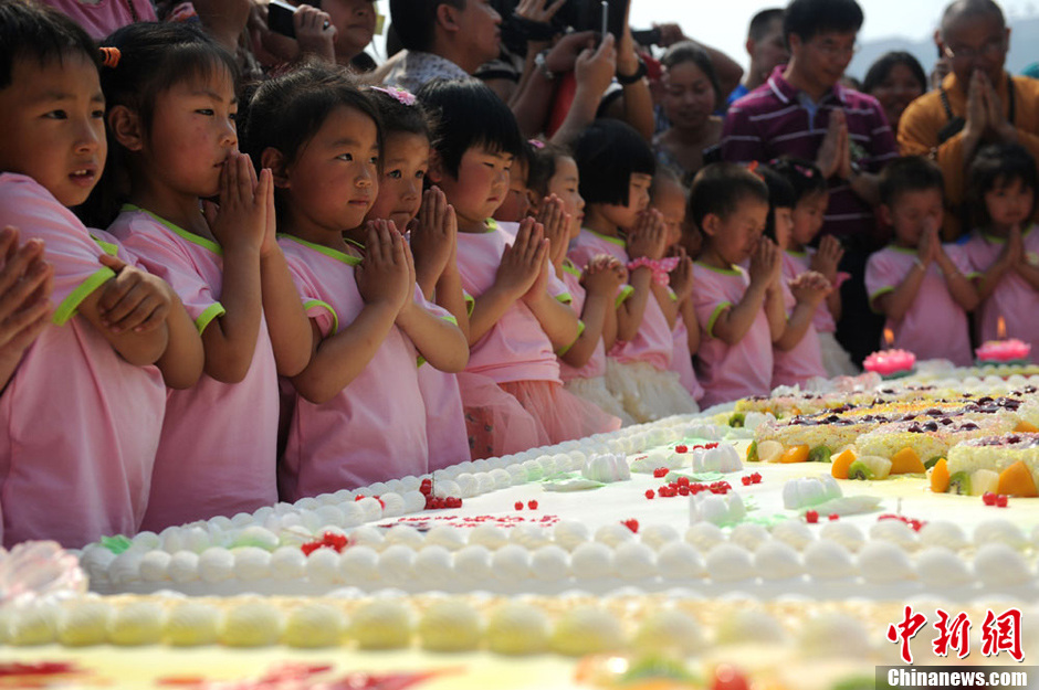 圖為孩子們在生日蛋糕前許下愿望。張浪 攝