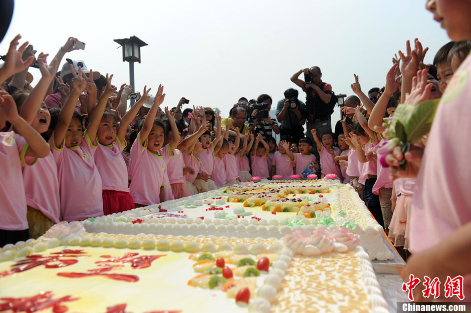 圖為孩子們準(zhǔn)備享用生日蛋糕。張浪 攝