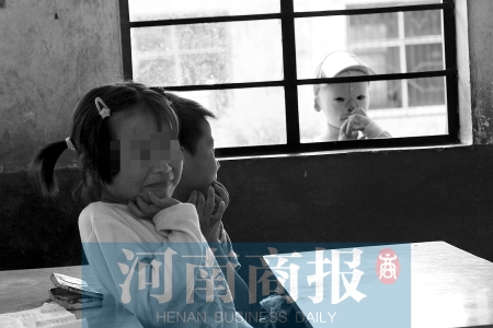 她不止一次說(shuō)想去上學(xué)，而更多的時(shí)候，她是站在教室外面，眼巴巴地看著里面的小朋友