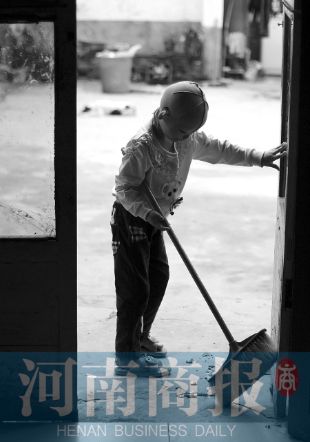 她很懂事，經(jīng)常幫助爸爸媽媽打掃衛(wèi)生