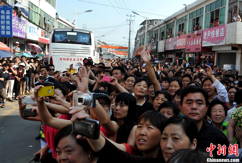6月5日，一年一度的毛坦廠鎮(zhèn)“送考節(jié)”到來，70輛大巴車護送毛坦廠中學(xué)萬名考生安全赴考。