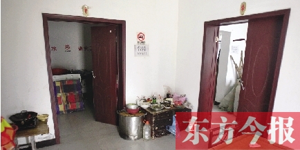 男廁洗漱池前，堆放著大量家電、家具等生活用品