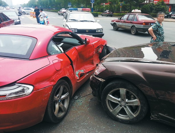 兩部價值百萬左右的豪車在碰撞中損傷嚴(yán)重。謝德勝 記者金學(xué)永/攝