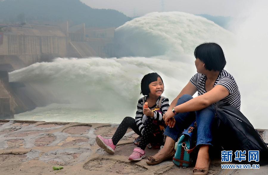 　6月22日，兩位游客在黃河小浪底景區(qū)內(nèi)歇息。
