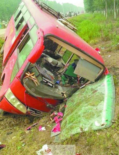 　扎進(jìn)溝里的中巴車，擋風(fēng)玻璃碎了一地。