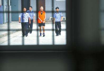 劉明前往家屬會(huì)見室和父母見最后一面。 吳小川 攝