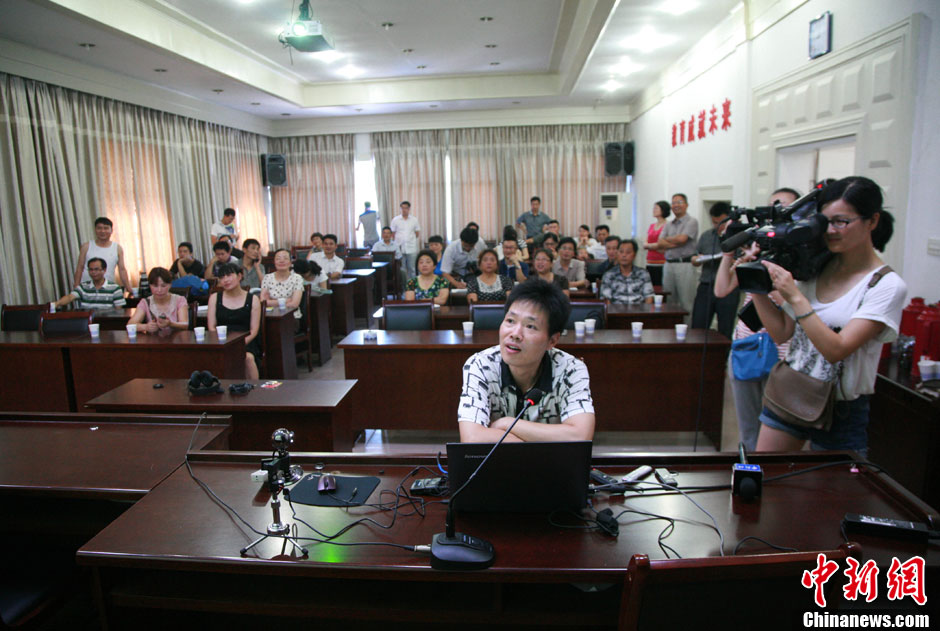 浙江江山韓亞空難親歷學生與國內家長進行視頻對話 中新社發(fā) 李晨韻/攝