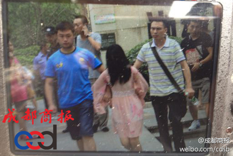 圖為事發(fā)現(xiàn)場，嫌疑人被警方控制。