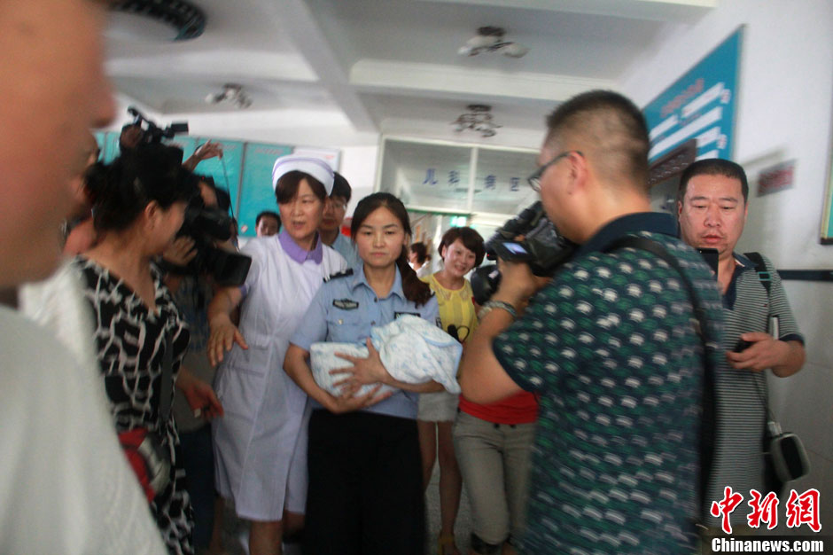 圖為當(dāng)?shù)孛窬瘧驯Й@救嬰兒進(jìn)入富平婦幼保健院。張一辰 攝