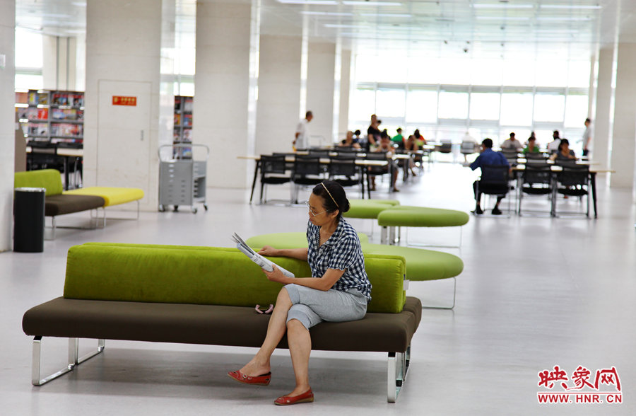 早上十點左右，已經(jīng)有不少讀者來管內看書了。