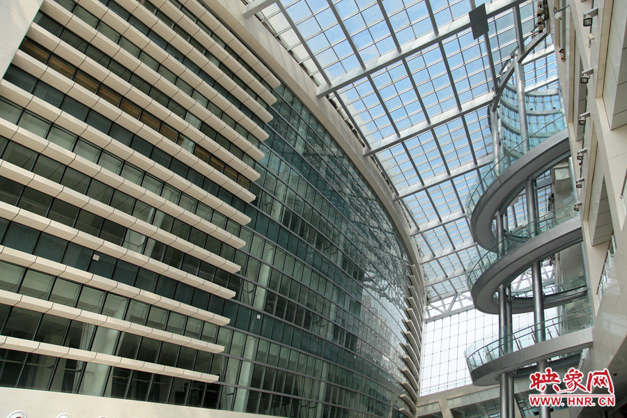 “全景天窗”帶來充足的自然光。