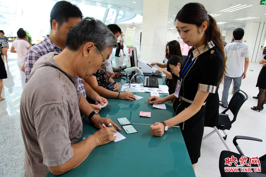 辦理借書卡很便捷，只需要身份證和一百元押金就可以。